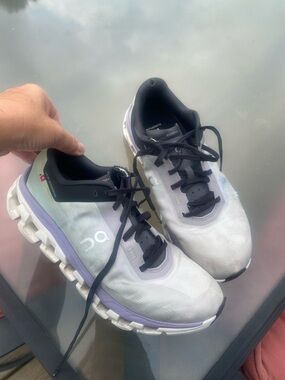 On Running Cloudflow Womens Running Shoes in White and Lavender